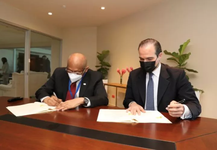 El contrato lo firmaron Héctor Alexander del MEF, y el presidente del BID, Mauricio Claver-Carone. Foto: Cortesía MEF