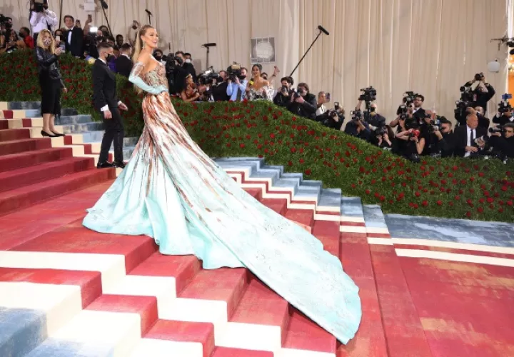 Así de majestuosa lució Blake Lively en la Met Gala, un atuendo que sorprendió.  Foto: EFE