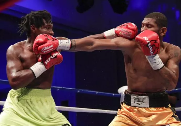 Edwin Bennett (i) de Ecuador pelea con Alexander Durán de Panamá.