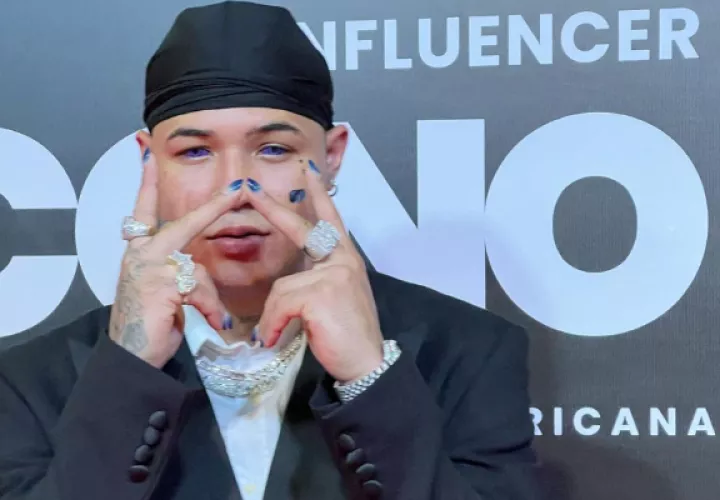 'El Boza' estuvo en en los Premios Ícono. Foto: Instagram / @bozamusic