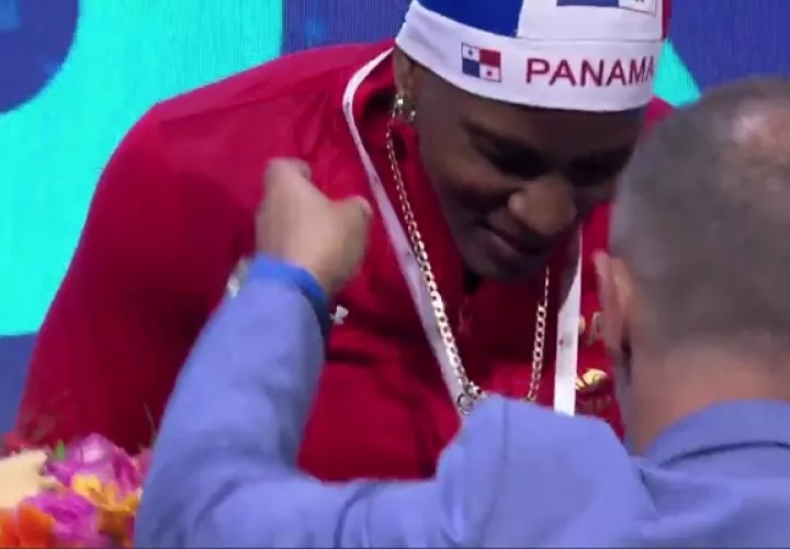 Aheyna Bylon  recibe la medalla plata en el Mundial de Turquía. 