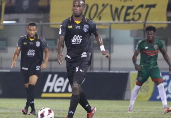 Abdiel Macea del CAI (5),  conduce el balón durante el partido contra Atlético Chiriquí. Foto:@caipanama