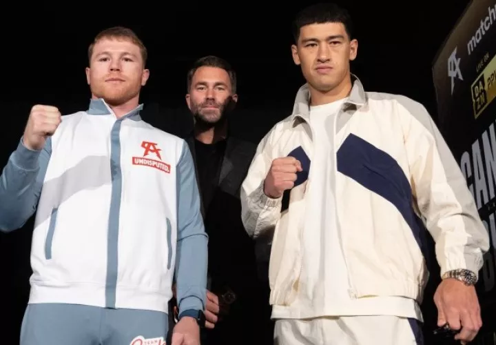 Saúl 'Canelo' Álvarez (izq.) y el ruso Dmitry Bivol (der.). Foto:EFE