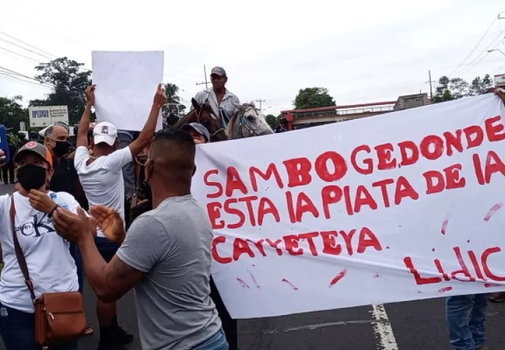 Los manifestantes exigían que el ministro de Obras Públicas Rafael Sabonge cumpla con el proyecto carretero, cuya orden de proceder fue entregada el año pasado. Foto. Eric Montenegro