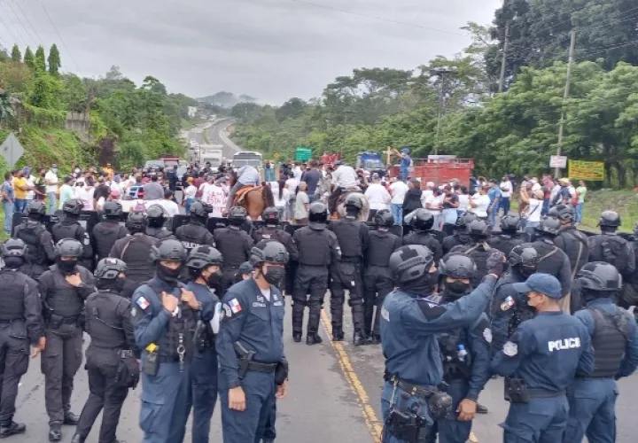 La Unidad de Control de Multitudes llegó al área para despejar la vía. Foto. Eric Montenegro