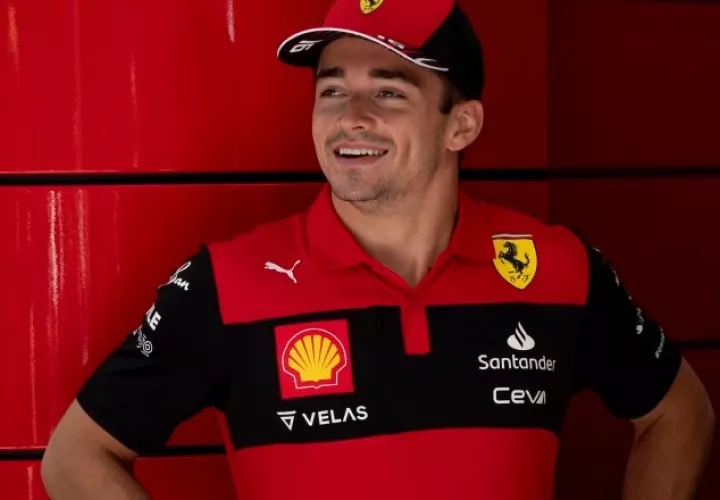 Charles Leclerc  de la  escudería Ferrari es el líder del actual  Campeonatao Mundial de la Fórmula Uno. Foto:EFE