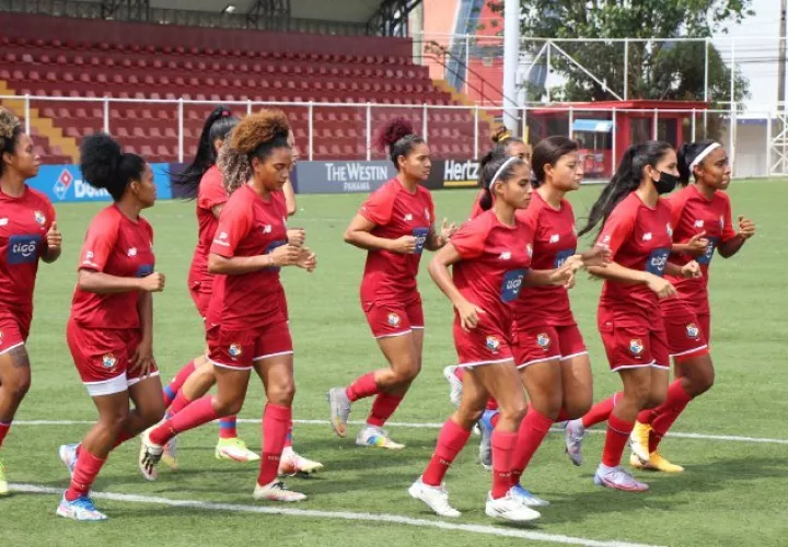 Equipo femenino de Panamá entrena en el 'Cascarita' Tapia. Foto: Fepafut