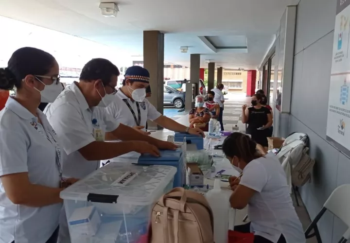La directora regional del Minsa, Gladys Novoa, señaló que desde el pasado martes se practican diariamente más de 800 hisopados en la provincia de Chiriquí. Foto. José Vásquez