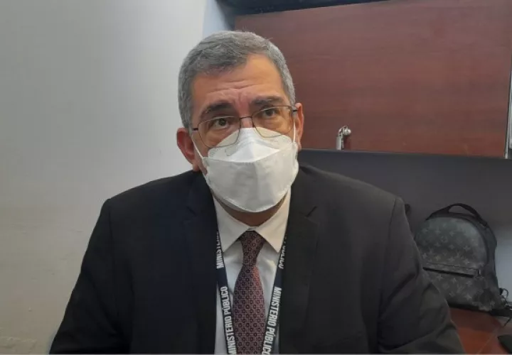 El fiscal de homicidio y femicidio en Chiriquí, Hernán de Jesús Mora, detalló que también se han efectuado diligencias de allanamiento y registro a la residencia del hoy investigado con el objetivo de ubicar elementos que permitan avanzar en la investigación. Foto. José Vásquez