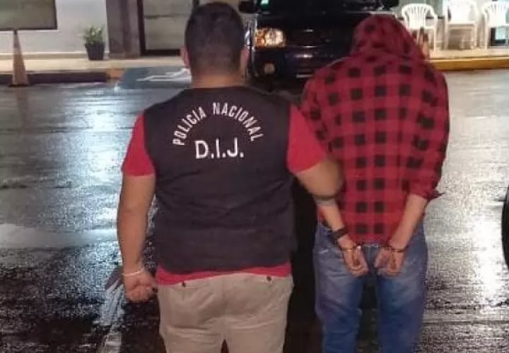 Se tiene previsto que este joven sea presentado ante un Juez de Garantías en las próximas horas, para la legalización de su aprehensión, imputación de cargos y aplicación de una medida cautelar. Foto. Mayra Madrid