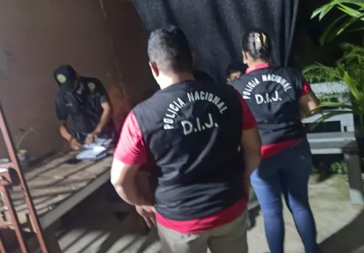 Se conoció que durante el operativo se dio con el decomiso de algunos dispositivos móviles, presuntamente utilizados para la grabación del maltrato al animal. Foto. Mayra Madrid