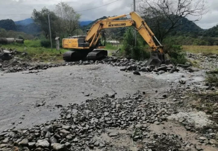 La construcción del vado, ya cuenta en sitio con 10 tubos de 1.50 metros de diámetro y solo requiere conseguir dos tubos del mismo diámetro. Foto. Mayra Madrid