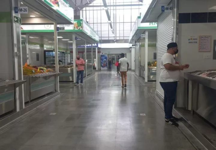 Esperaban un gran auge de visitantes el fin de semana; sin embargo, no fue tanta la afluencia de personas a realizar sus compras en el lugar. Foto. Thays Domínguez