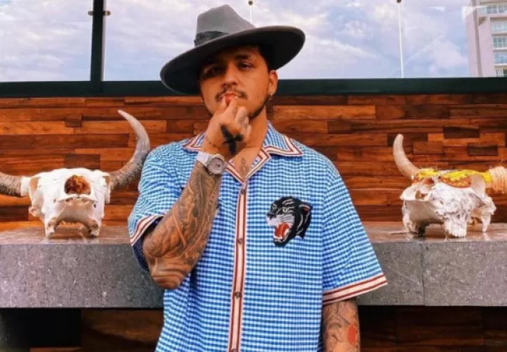 Christian Nodal continuó con el concierto tras el accidente. Foto: EFE