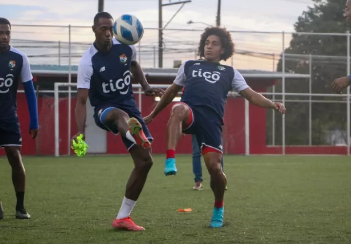 Abdiel Ayarza y Adalbero 'Coco' Carrasquilla en los entrenamientos. Foto:Fepafut
