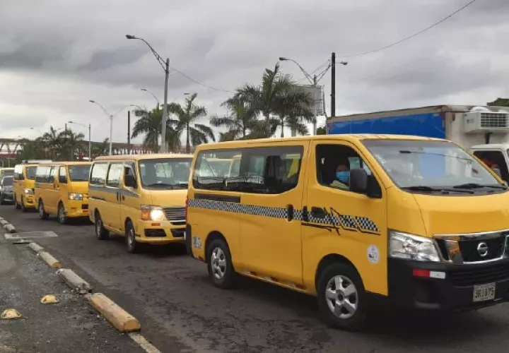 Los propietarios y conductores de buses colegiales fueron unos de los más afectados por la pandemia, al estar paralizados dos años. Foto: Archivo