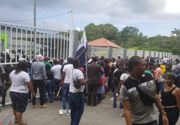 En la parte exterior, Decenas de personas se quedaron afuera de las instalaciones del Colegio Abel Bravo, Foto. Diomedes Sánchez