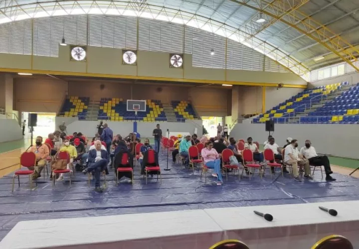 Solo se permitió el ingreso de 40 personas que representan a los diferente agrupaciones civiles. Foto. Diomedes Sánchez
