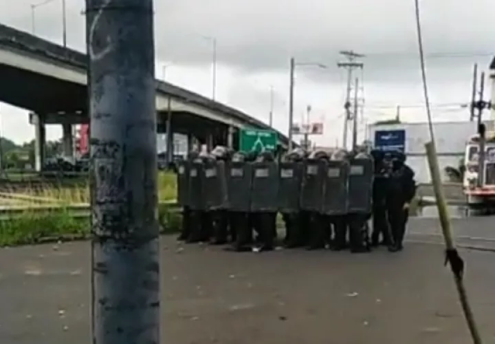 Los antimotines despejaron las calles para restablecer el orden publico. Foto. Diomedes Sánchez