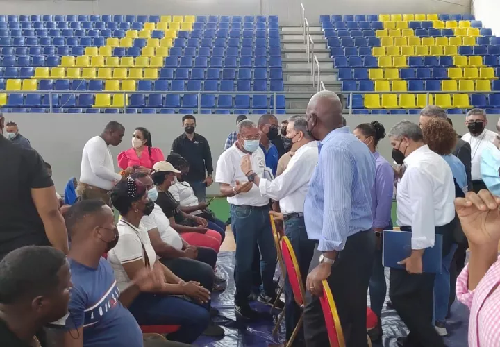 El presidente Laurentino Cortizo llegó al Colegio Abel Bravo para reunirse con agrupaciones colonenses