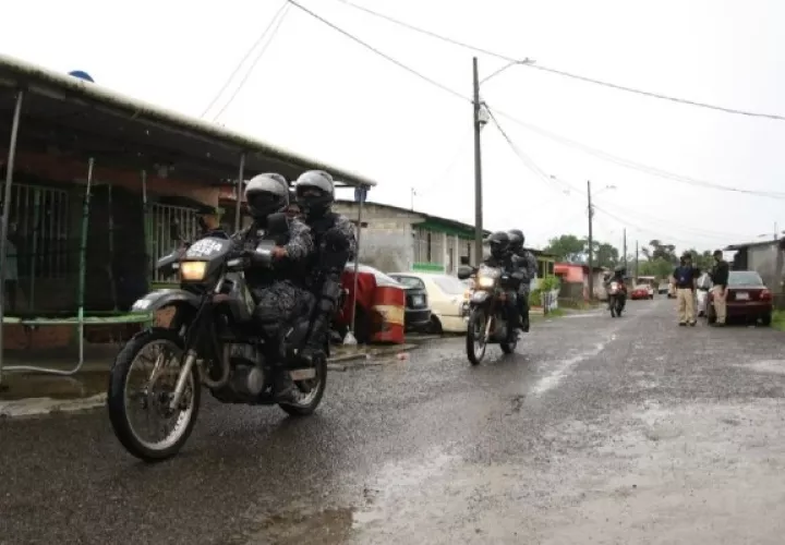 Se detalló que en una vivienda del corregimiento del Barrio Norte, en la ciudad de Colón, se incautaron 212 municiones de grueso calibre que estaban en una maleta. 