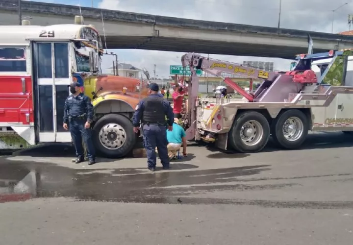 Los buses que cerraron las vías fueron removidos con grúas. Foto. Diomedes Sánchez