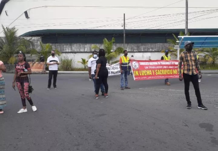 Los miembros de la Coalición de la Unidad por Colón (CUCO), en varias oportunidades han cerrado las calles exigiendo que el gobierno reactive los proyectos para la provincia. Foto. Diomedes Sánchez