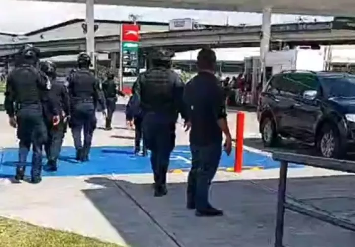 Varios de los manifestantes huyeron a las inmediaciones de una gasolinera. Foto. Diomedes Sánchez