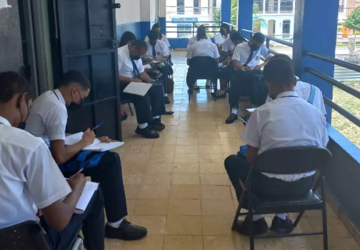 Más de 400 casos de covid-19 en escuela; advierten hacinamiento en planteles. Foto: Cortesía