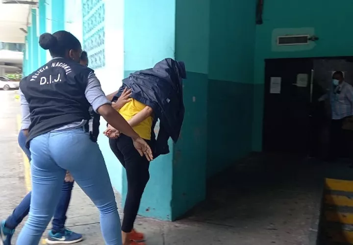 Momento en que llega Marichely Ruiz al Sistema Penal Acusatorio de Plaza Ágora. Foto: Alexander Santamaría