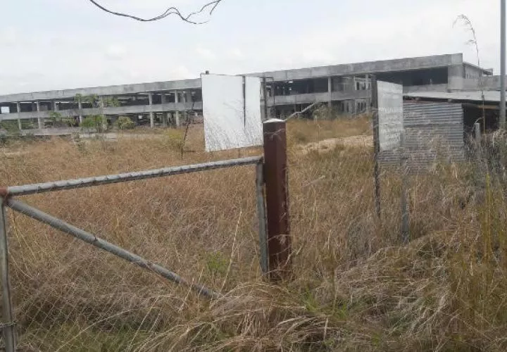 Así quedó la construcción de la policlínica, cuyo contrato fue cancelado en 2018. Foto: Archivo
