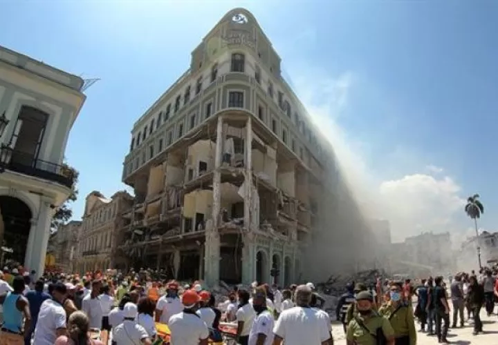 Habitantes y cuerpos de emergencia acuden a la zona tras una explosión en Hotel Saratoga, en la capital cubana. EFE