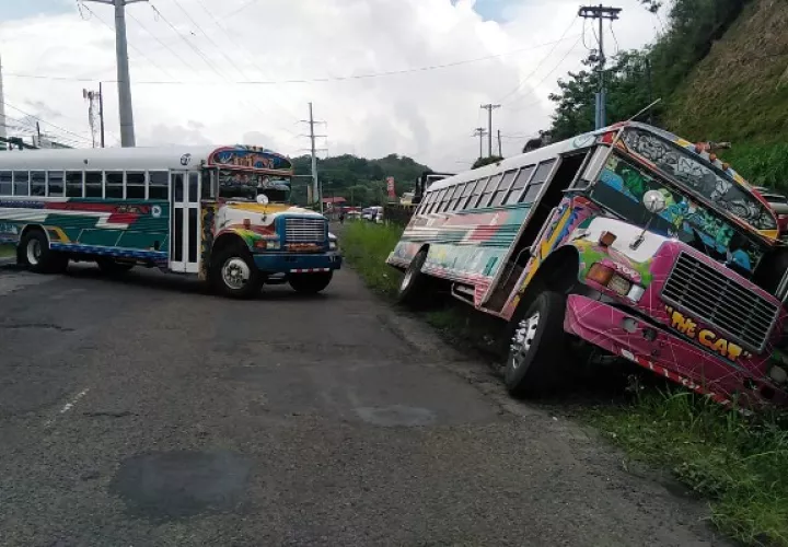 Las autoridades retuvieron ocho autobuses y aplicaron varias sanciones. Foto. Diomedes Sánchez