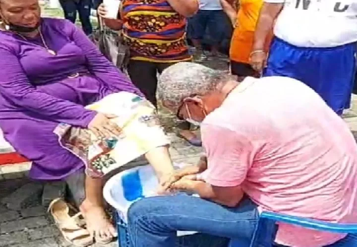 Sobre el lavatorio de pies, el dirigente Edgardo Voitier, manifestó que esta es una acción de humildad, en la que, dijo, el maestro (Jesús) quería demostrar que no se trata de tener poder, sino de ponerse a nivel del pueblo. Foto. Diomedes Sánchez