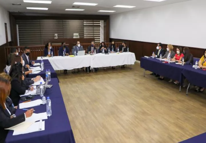 En la reunión participaron representantes del Tribunal Electoral, Banco Nacional y Caja de Ahorros. Foto: Cortesía TE