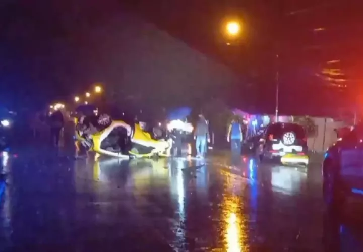 El hecho de tránsito se registró bajo una fuerte lluvia, donde se vieron involucrados un taxi y dos autos particulares. Foto. Mayra Madrid