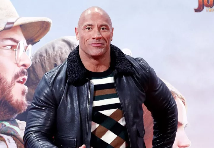 Dwayne Johnson mide casi dos metros de estatura y pesa cerca de 120 kilos de peso.   Foto: EFE / EPA / Felipe Trueba