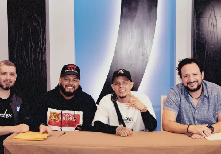 'El Tachi' durante la firma de su contrato con Warner Music México. Foto: Instagram / @eltachi507