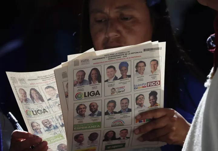 Una indígena Misak ejerce su derecho al voto, durante las elecciones para elegir presidente de Colombia para el periodo 2022-2026, en el municipio de Silvia, Cauca. Foto: EFE