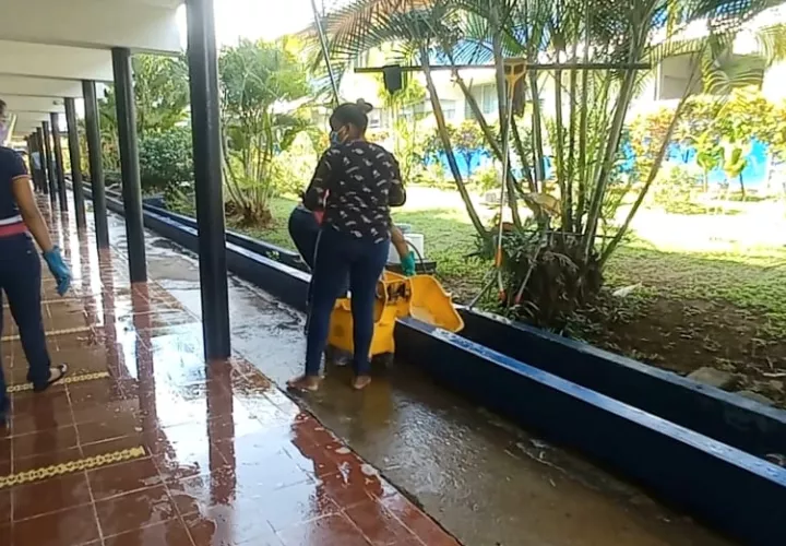 Se realizó una jornada de limpieza profunda y desinfección en el plantel. Foto: Thays Domínguez