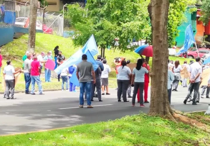 El gremio denuncia deficiencias en las infraestructuras de almacén, hacinamiento, así como el impago de las horas extras y alimentación. Foto: @TraficoCPanamá