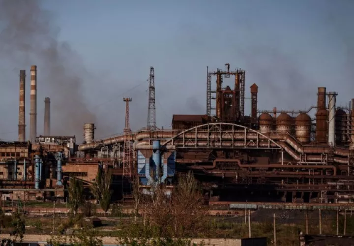 Aunque Vladimir Putin ordenó suspender el asalto de la planta de Azovstal, los bombardeos son intensos. Foto: EFE