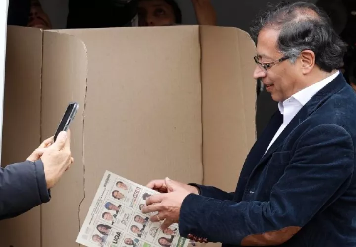 El candidato presidencial colombiano Gustavo Petro, primero en las encuestas de intención de voto para la primera vuelta de los comicios presidenciales. Foto: EFE