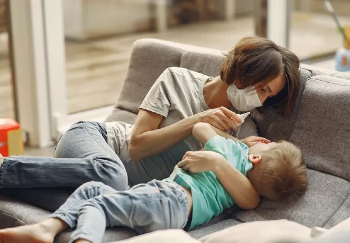Si tiene hijos menores de 16 años es importante estar alerta ante cualquier síntoma. Foto: Pexels