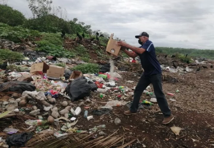 Los productos decomisados fueron destruidos en el vertedero municipal de Parita. Foto. Thays Domínguez