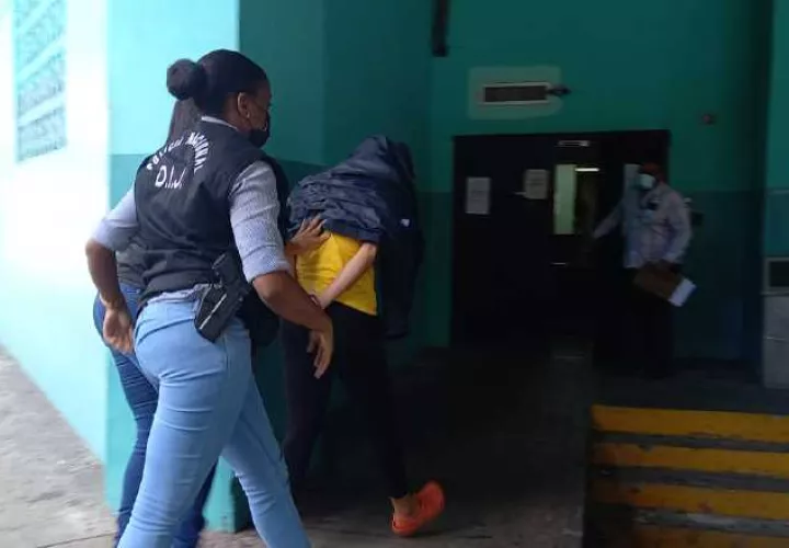 Momento en que Marichely Ruíz era ingresada al Sistema Penal Acusatorio para la audiencia de Imputación de cargos. Alexander Santamaria
