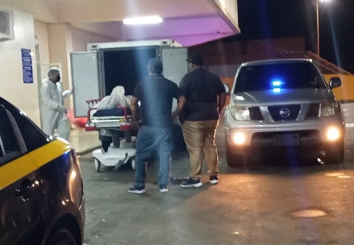 La víctima fue trasladada en un auto pick up al hospital regional Nicolás A. Solano. Foto: Eric A. Montenegro