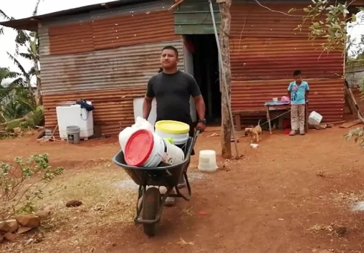 En sectores apartados de estos distritos se recoge agua en tanques. Foto: Eric A. Montenegro.