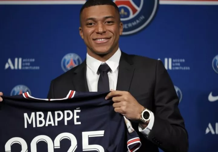 Kylian Mbappé, seguirá con el PSG de Francia que sueña con ganar una Champions. Foto:EFE
