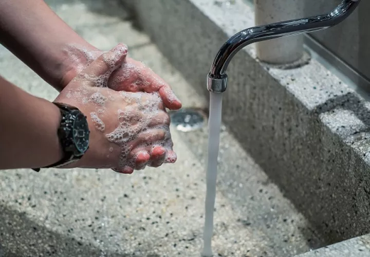 Las manos deben lavarse frecuentemente con agua y jabón.